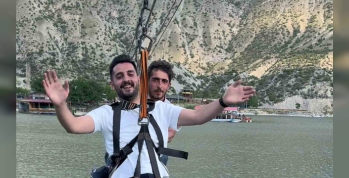 Tortum Gölü üzerinde davul zurna eşliğinde zipline şovu: İşte o anlar!