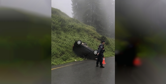 Trabzon'da kontrolden çıkan otomobil uçuruma düştü: 2 yaralı