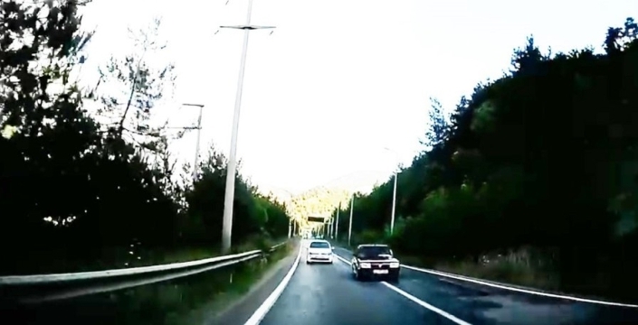 Trafik canavarı dehşet saçtı: Hatalı sollama, taciz ve abartı egzoz...