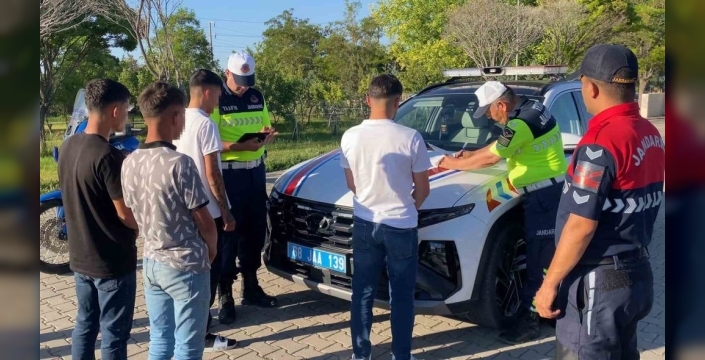 Trafikteki tehlikeli gösteri bitti: Sosyal medya ihbarı jandarmayı harekete geçirdi!