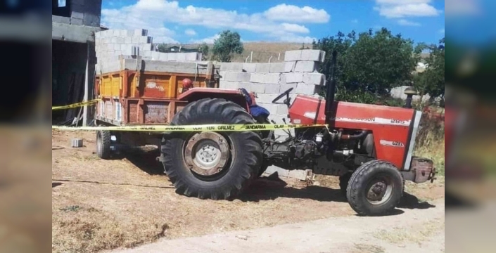 Traktör römorkundan düşen yaşlı adam feci şekilde can verdi