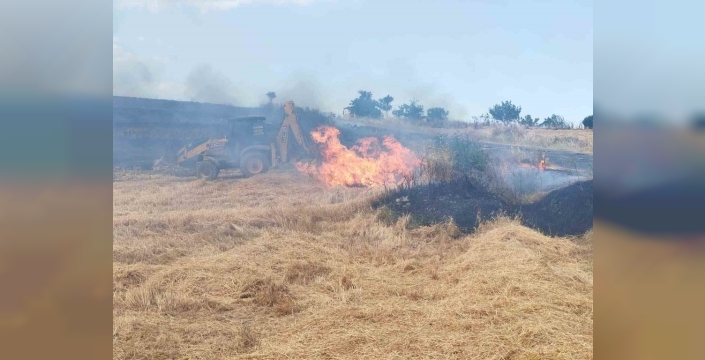 Traktörden fırlayan kıvılcım, tarlayı adeta küle çevirdi!