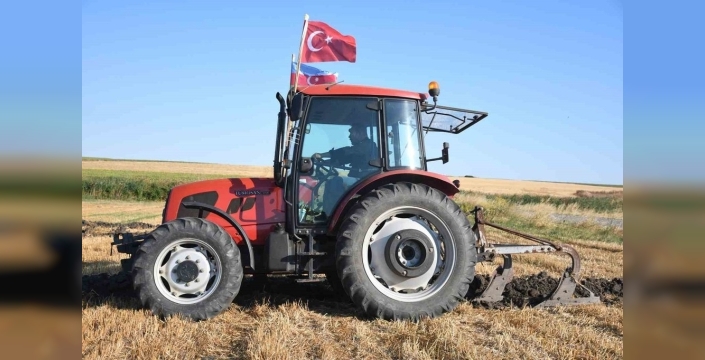 Traktörle tarlaya yazdı: 'Bakü’de, Ankara’da Polad Haşimov Müzesi Olsun