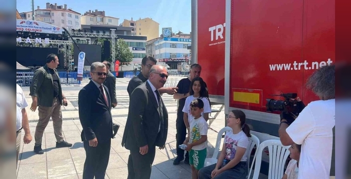 TRT sinema tırı Çorum'daki çocuklara büyülü bir dünya sunuyor