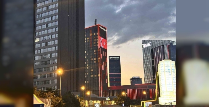 Trump'ın konaklayacağı otele Erdoğan ile birlikte fotoğrafı yansıtıldı