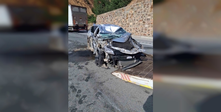 Tünel çıkışında dehşet anları: Kamyona çarpan otomobil ters döndü, sürücü yaralı