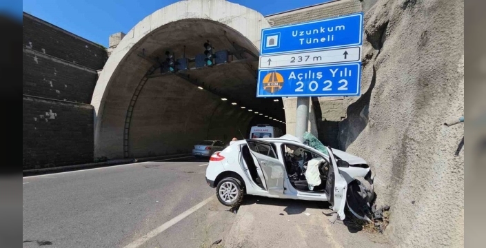 Tünel girişinde korkunç kaza: Otomobil tabelaya ok gibi saplandı, sürücü sıkıştı