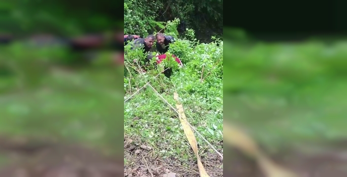 Uçurumdan fırlayan sürücü, kurtarma ekiplerinin nefes kesen operasyonuyla hayata tutundu
