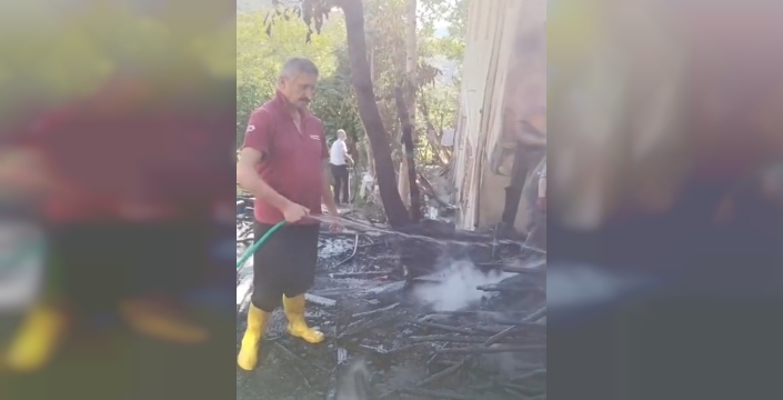 Ulus'ta odunluk alev aldı, mahalleli kahraman gibi müdahale etti!