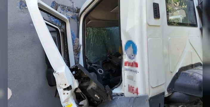 Ümraniye'de beton mikseri inşaata çarptı: 1 yaralı