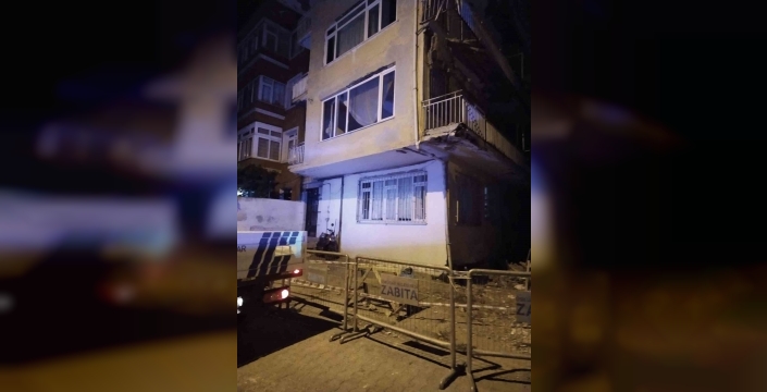 Üsküdar'da korkutan olay: Dört katlı binanın balkonu çöktü