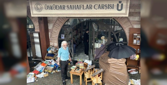 Üsküdar Sahaflar Çarşısı'nda büyük su baskını: Yüzlerce kitap kullanılamaz hale geldi