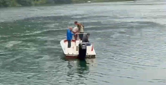 Uzungöl'de şok anlar: Çanta kurtarmak isterken turistler suya kapıldı, biri kayıp