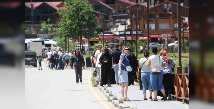 Uzungöl'de turizm hareketliliği artıyor, oteller dolup taşıyor