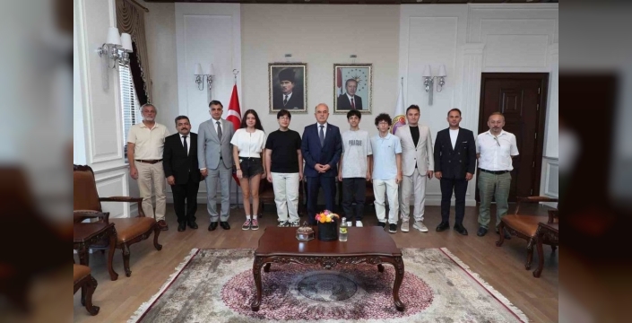 Vali Erol, LGS'de tam puan alan öğrencileri kutladı