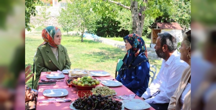 Vali eşi Emine Aydoğdu, koruyucu aileyi ziyaret etti