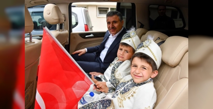 Vali makam aracıyla sünnet çocuklarına şehir turu