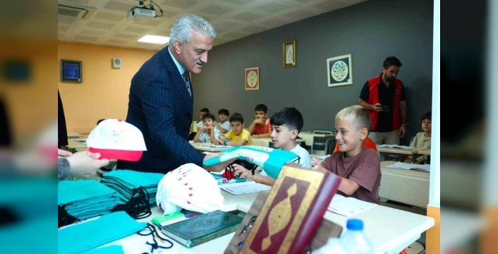 Vali Makas, yaz kursu öğrencileriyle buluşarak destek verdi