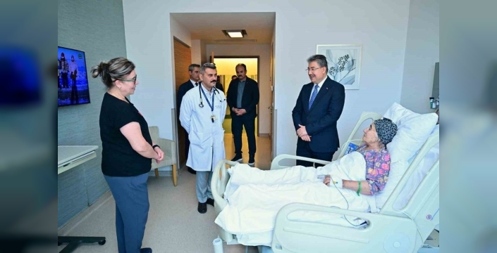 Vali Yılmaz'dan şehit annesine duygusal ziyaret: 'Devletimiz her zaman yanınızda