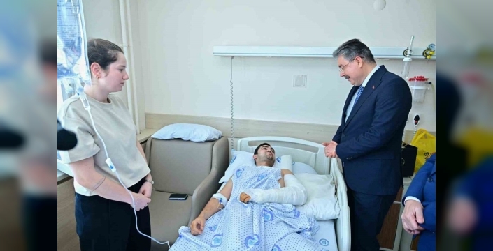 Vali Yılmaz, yaralı itfaiyecileri hastanede ziyaret etti