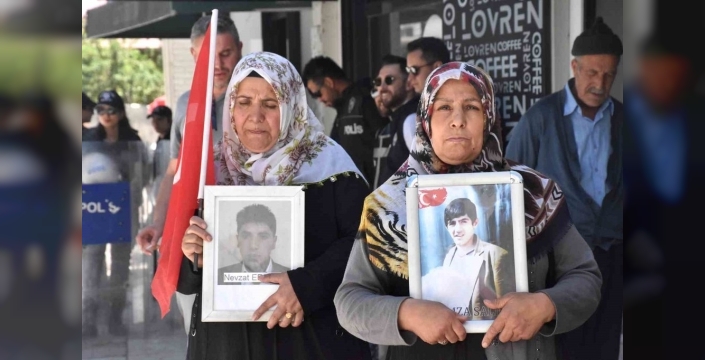 Van'da evlat nöbeti tutan anneden yürek burkan çağrı: İki haftada iki evladımız döndü, umutlarımız yeşeriyor