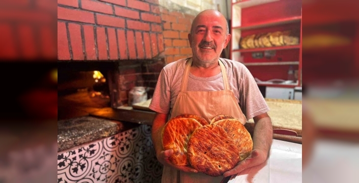 Van'da fırıncılar, 300 derece sıcaklıkta ekmek üretiyor