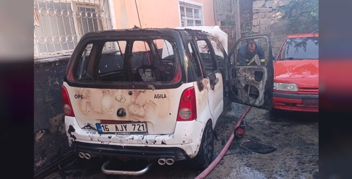 Van'da park halindeki kamyonet alev alev yandı