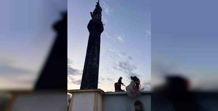 Van'da sabaha karşı cami alevlere teslim oldu