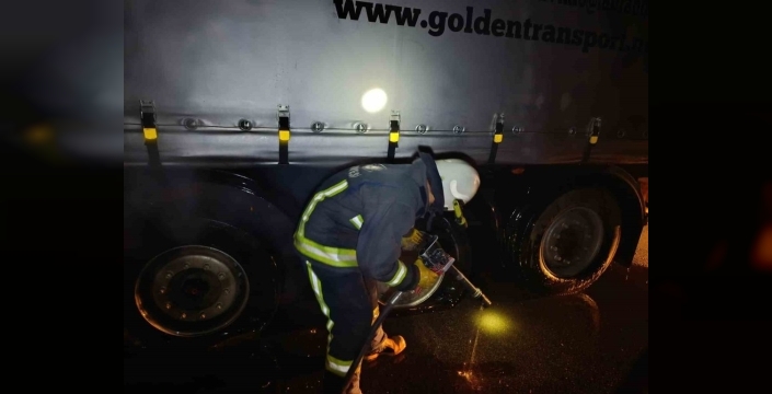 Van'da seyir halindeki tırın lastikleri alev aldı