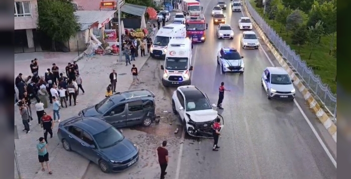 Van'da yürekler ağza geldi: Üç aracın karıştığı kazada bir kişi yaralandı