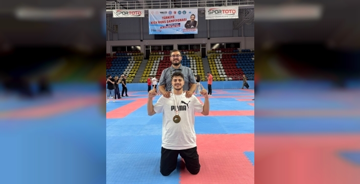 Vanlı sporcu Alim Yönten, Türkiye kick boks şampiyonu oldu