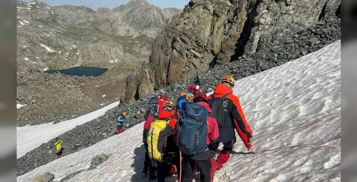 Verçenik Dağı'nda nefes kesen kurtarma operasyonu: Yaralı kadın dağcı hastaneye ulaştırıldı