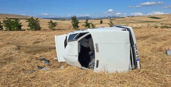 Vezirköprü'de kan donduran kaza: Direksiyon hakimiyetini kaybeden sürücü otomobili tarlaya uçurdu, 2 kişi yaralandı