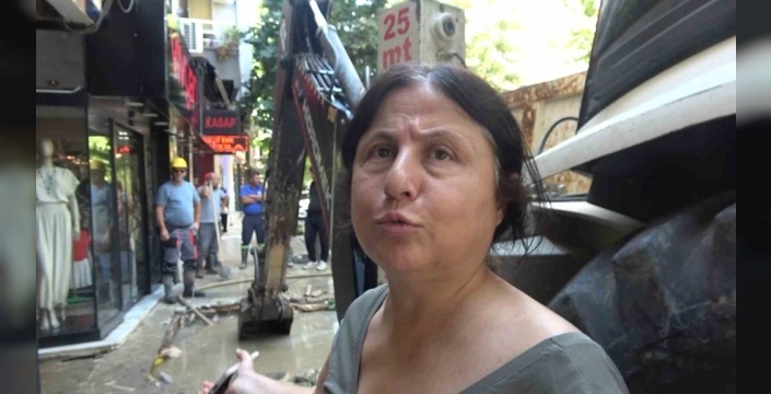 Yalova'da su borusu patladı, iş yerleri su altında kaldı