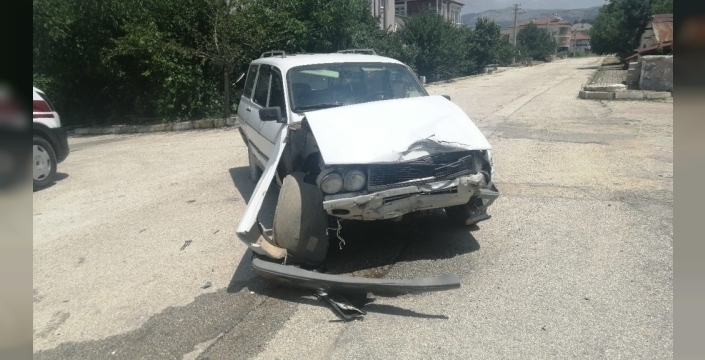 Yalvaç'ta iki otomobil çarpıştı: İki yaralı hastaneye kaldırıldı