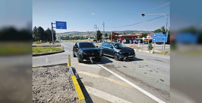 Yalvaç'ta kan donduran kaza: Kavşakta feci çarpışma, 6 can yaralı!
