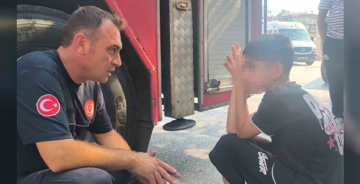 Yangın sonrası itfaiye erleri çocuğu yalnız bırakmadı: 'Allah çocuğumu korumuş