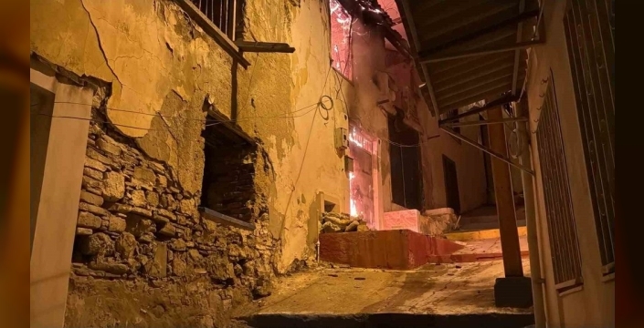 Yanlış parklar can aldı: Kuşadası'nda gece yarısı yangınına müdahale gecikti, ev kullanılamaz hale geldi