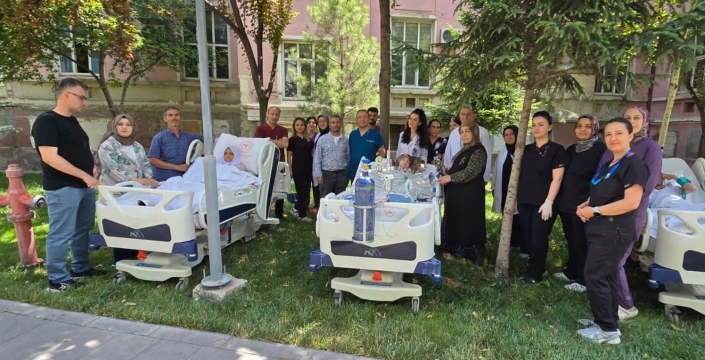 Yatağa bağımlı hastaları bahçeye çıkardılar