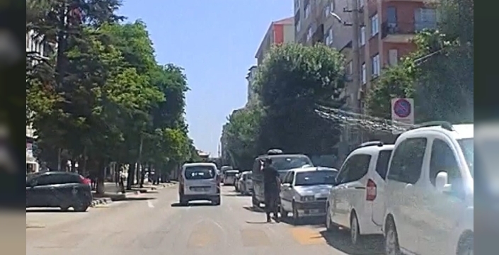 Yaya geçidinde durmayan araca tepkisiz kalamadı