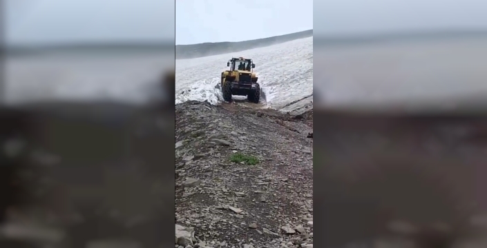 Yaz ortasında Kars'ta 3 metrelik kar sürprizi: Buz gibi manzara!