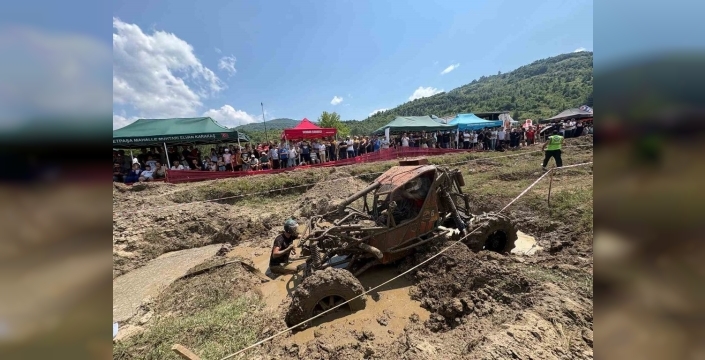 Yenice ormanlarında off-road coşkusu: Çamur, adrenalin ve nefes kesen mücadele