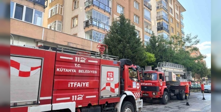 Yıldırım dehşeti: Kütahya'da apartman çatısı alev aldı, mahallede panik!
