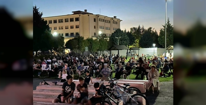 Yıldızlar altında sinema keyfi: Gölcük'te açık hava gösterimine akın!