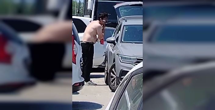 Yol kenarında sıra dışı manzara: Otomobil camı ayna oldu, şahıs tıraş oldu
