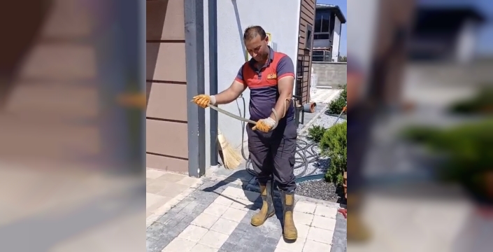 Yozgat'ta bahçede bulunan yılan doğaya geri salındı