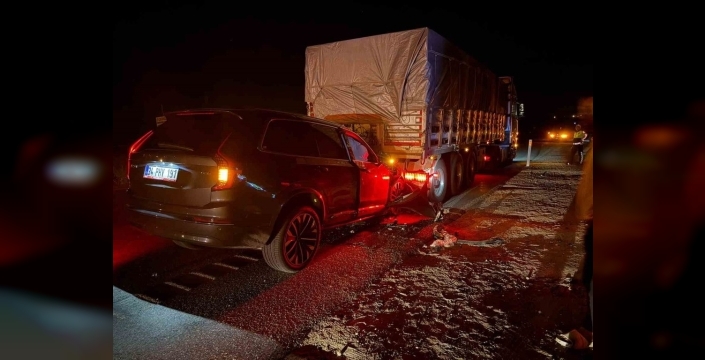 Yozgat’ta otomobil tıra çarptı, 3 kişi yaralandı