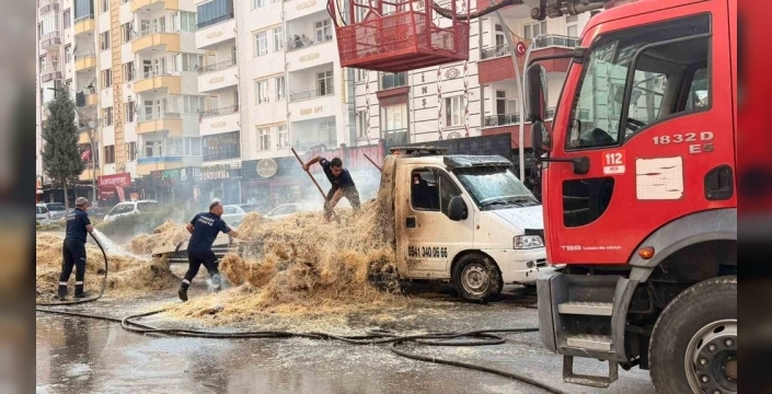 Yozgat'ta yürekleri ağza getiren anlar: Saman yüklü kamyon alevlere teslim oldu