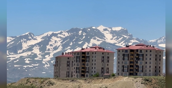 Yüksekova'da Cilo Dağı'nın kar yığınları her mevsim göz kamaştırıyor