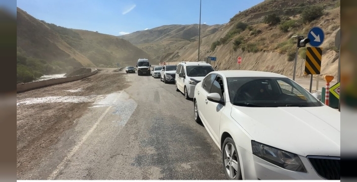 Yüksekova-Van yolu kaya sürpriziyle kapandı, araçlar mahsur kaldı